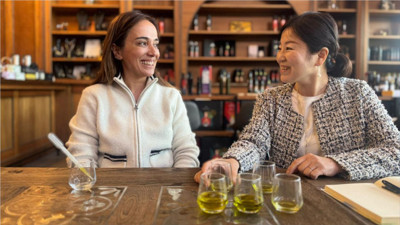 Japon şef Türk zeytinyağlarını harmanlayarak Uzak Doğu'ya tanıtıyor