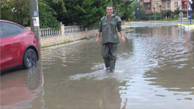 Burhaniye’de sağanak yağış sokakları göle çevirdi