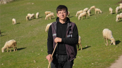 Mimarlığı Bıraktı, 10 Kuzu ile Başladı: ‘Küpeli Çoban’ın Sürpriz Başarısı!