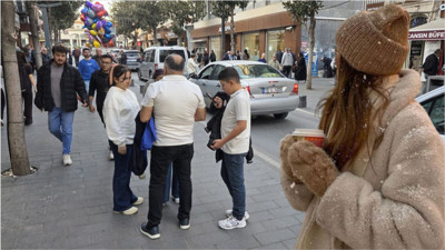 Balıkesir’de İlginç Manzara! Montlar Elde, Güneş Dışarıda: Vatandaşlar Çarşıya Akın Etti