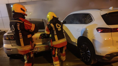 Burhaniye’de Park Halindeki 2 Araç Yandı