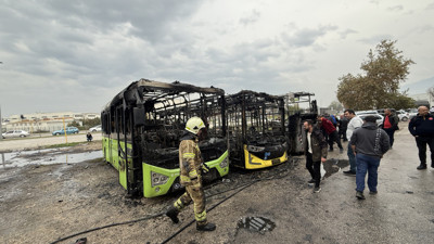 Bursa'da bakım için getirilen 3 halk otobüsü yandı