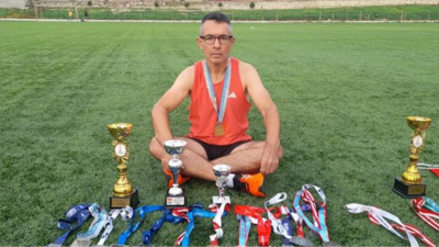 Balıkesirli Emekli Polis Recep Adıgüzel, Depremlere Rağmen Antrenmanlarını Sürdürüp Maratonlarda Derece Alıyor
