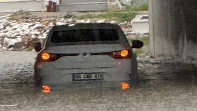 Edremit’te Alt Geçitte Mahsur Kalan Sürücü İtfaiye Tarafından Kurtarıldı