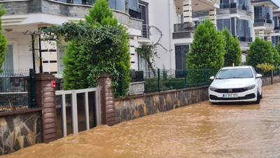 Edremit'te Gök Delindi! Şiddetli Yağış Sel Felaketine Neden Oldu