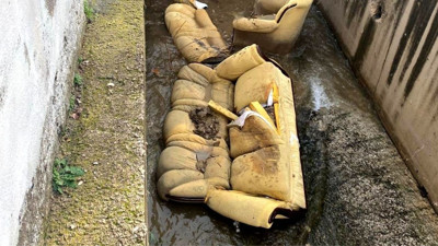 Altınoluk’ta Dere Kanalına Sürüklenen Koltuk Takımı Şaşkınlık Yarattı