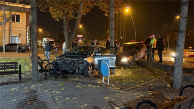 Cami bahçesine savrulan otomobiller panik yarattı