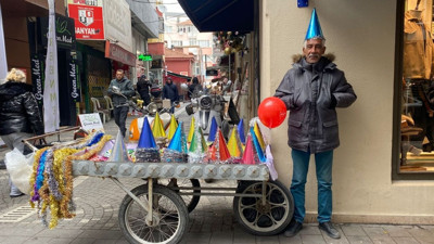 Balıkesir'de 31 Aralık Heyecanı Sokaklara Taştı! Süsler Kapış Kapış