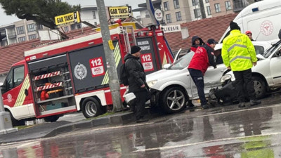 Balıkesir’de Yağışta 1 Araç Kazası: Sürücü Araçta Sıkıştı