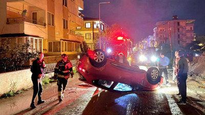 Edremit'te Yoldaki Çukurdan Kaçmak İsterken Takla Attı