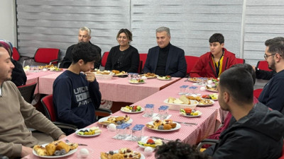 Canbey, Sevgi Evleri’nde Sahurda Çocuklarla Buluştu