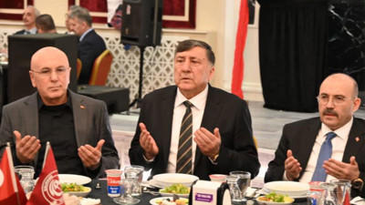 Balıkesir'de Dev İftar: Protokol Aynı Sofrada