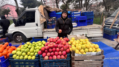 Balıkesir Cumartesi Pazarı’nda Meyve Fiyatları: Elma 50 TL, Çilek 150 TL