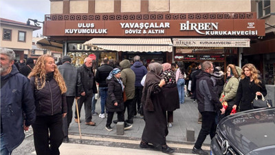 Balıkesir’de Döviz Bürosu Önünde Olağan Dışı Yoğunluk