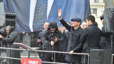 100'üncü Mitingde Özel'den Özür