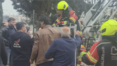 Balıkesir'de yangın çıkan binadaki vatandaşlar merdivenle tahliye edildi