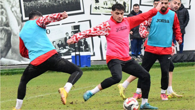 Balıkesirspor Oyuncuları Top Kapıyor: Yağış Çamur Dinlemediler!