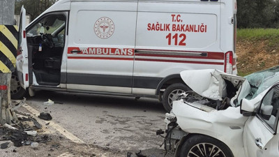 Ayvalık’ta kaza: Araç direğe çarptı, 3 yaralı
