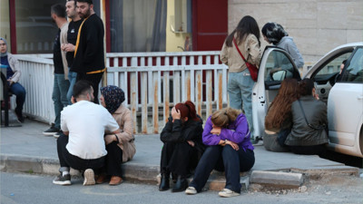 Yaralı öğrencilerin ailelerinin hastane önündeki bekleyişi sürüyor