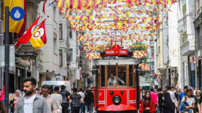 Galatasaray taraftarı, Taksim’de derbiyi bekliyor