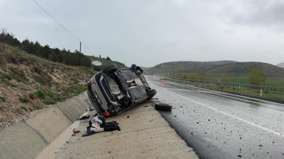 Devrilen otomobilde biri bebek 3 kişi yaralandı