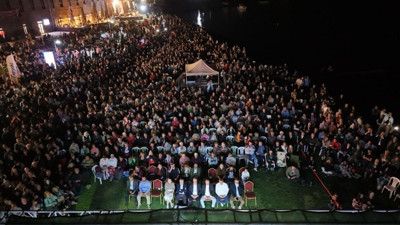 Ayvalık’ta Binlerce Kişilik Koro