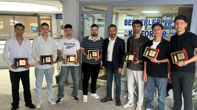 Balıkesir’de Genç Berberler Yarışmasının Ardından Plaket Töreni Düzenlendi