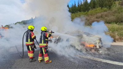 Balıkesir'de seyir halindeki otomobil alev aldı! Sürücü aracı terk etti