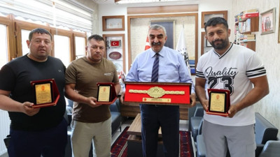Balya’da Güreşçilere Plaket