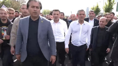 Özgür Özel Meclise Yürüyor
