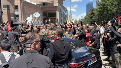 Kemal Kılıçdaroğlu CHP Genel Merkezi’nde Çiçeklerle Karşılandı!
