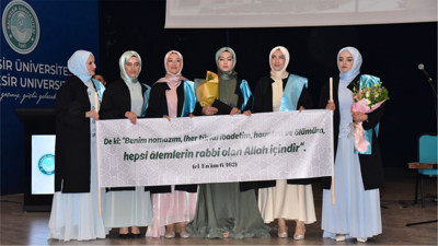 Balıkesir Üniversitesi İlahiyat Fakültesinde Mezuniyet Gururu