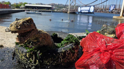Bandırma’da Marmara Denizi Günü’nde Denizden Maket Dinozor Çıktı