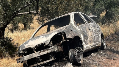 Burhaniye’de Otomobil Yangını Zeytinliğe Sıçradı