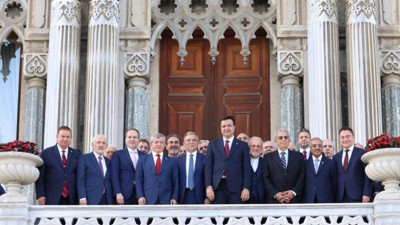 5 İsimli Fotoğraf Siyaseti Hareketlendirdi