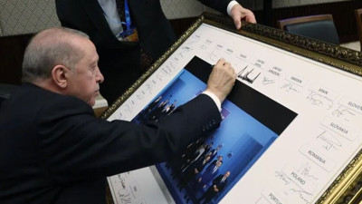 Cumhurbaşkanı Erdoğan, zirvedeki aile fotoğrafını imzaladı