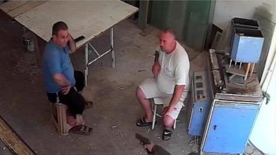 Taburede otururken silahlı saldırıya uğradı: O anlar kamerada
