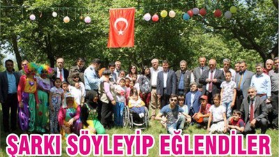 ŞARKI SÖYLEYİP EĞLENDİLER
