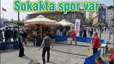 Sokakta spor var