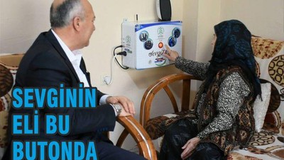 Sevgi’nin eli bu butonda