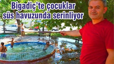 Bigadiç’te çocuklar süs havuzunda serinliyor
