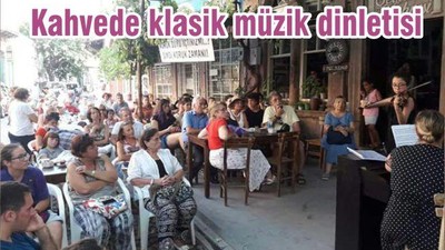 Kahvede klasik müzik dinletisi