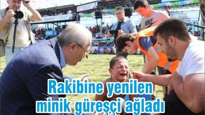 Rakibine yenilen minik güreşçi ağladı