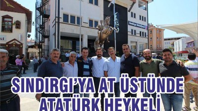 SINDIRGI’YA AT ÜSTÜNDE ATATÜRK HEYKELİ