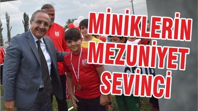 MİNİKLERİN MEZUNİYET SEVİNCİ