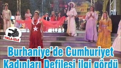 Burhaniye’de Cumhuriyet Kadınları Defilesi ilgi gördü