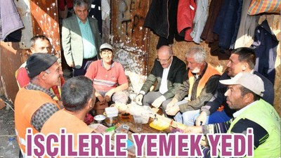 İŞÇİLERLE YEMEK YEDİ