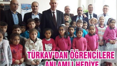 TÜRKAV’DAN ÖĞRENCİLERE ANLAMLI HEDİYE