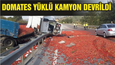DOMATES YÜKLÜ KAMYON DEVRİLDİ