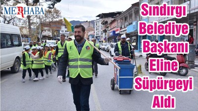 Sındırgı Belediye Başkanı Eline Süpürgeyi Aldı